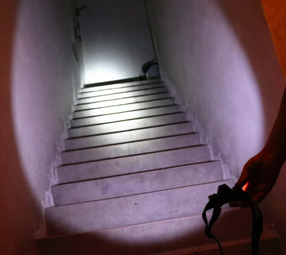Pannlampa 4000LM med COB + XP-G T6 LED – inkl. 18650-batteri & USB-laddkabel